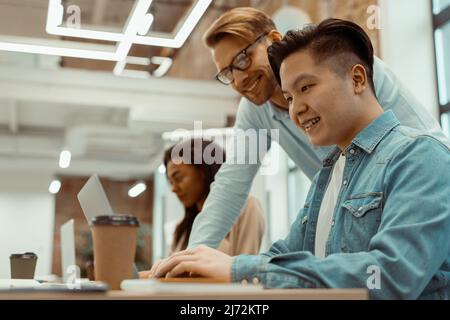 Junge Manager, Männer und Frauen, die im Büro lächeln Stockfoto