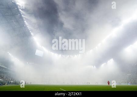 MARSEILLE - Rauch im Stadion während des Halbfinalspieles der UEFA Conference League zwischen Olympique de Marseille und Feyenoord am 5. Mai 2022 im Stade Velodrome in Marseille, Frankreich. ANP MAURICE VAN STEEN Stockfoto