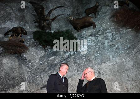 05. Mai 2022, Bayern, Garmisch-Partenkirchen: Bayerischer Innenminister Joachim Herrmann (CSU, r) und der Vizepräsident der Bundespolizei München, Franz Xaver Vogl sprechen vor der Bürgerinformationsveranstaltung des Marktes Garmisch-Partenkirchen auf dem Gipfel G7 in der Bayernhalle. Der Gipfel G7 findet vom 26-28. Bis 2022. Juni in Schoss Elmau statt. Foto: Angelika Warmuth/dpa Stockfoto