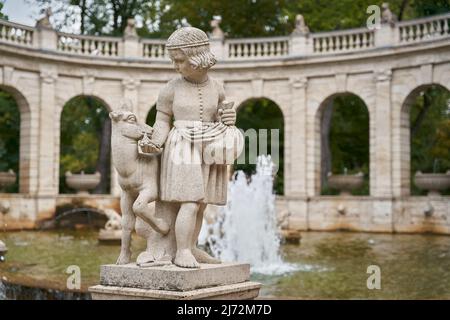 Figuren aus dem Märchen Brüderchen und Schwestirchen am Märchenbrunnen von 1913 im beliebten Volkspark Friedrichshain in Berlin Stockfoto