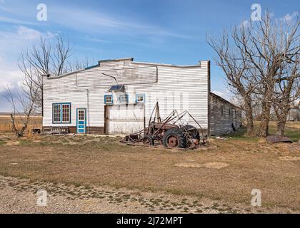Verlassene Holzgaragengebäude im Dorf Queenstown, Alberta, Kanada Stockfoto
