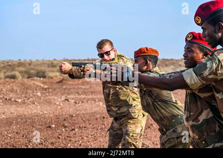 7. April 2022 - Camp Lemonnier, Dschibuti - US Army National Guard Soldaten an die 2. Security Force Assistance Brigade (SFAB) zur Unterstützung der kombinierten Joint Task Force - Horn von Afrika (CJTF-HOA), Zug Mitglieder der Streitkräfte von Dschibuti (FAD), Bataillon dâ €™Intervention rapide (BIR), On Glock 19 Handling Procedures, Dschibuti, 7. April 2022. Der SFAB schult und berät ausländische Sicherheitskräfte, um die Fähigkeiten der Partner zu verbessern und die Erreichung der strategischen Ziele der USA zu erleichtern. (Bild: © U.S. Air Force/ZUMA Press Wire Service/ZUMAPRESS.com) Stockfoto