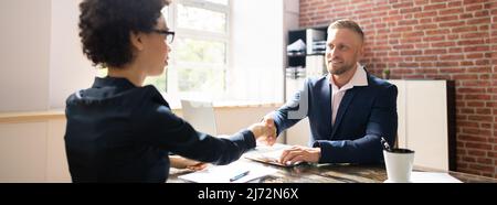 African Mann Und Nahost Frau Händeschütteln Bei Interview Meeting Stockfoto