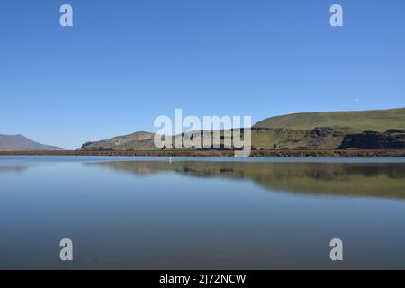 Die Eisenbahn zwischen Horsetheif Lake und dem Columbia River vom Columbia Hills Historical State Park in der Nähe von Lyle, Washington State, USA Stockfoto