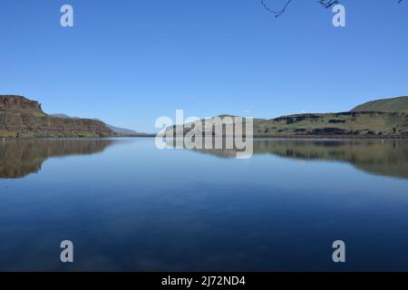 Die Eisenbahn zwischen Horsetheif Lake und dem Columbia River vom Columbia Hills Historical State Park in der Nähe von Lyle, Washington State, USA Stockfoto