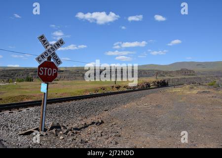 Bahnübergang zwischen Horsetheif Lake und dem Columbia River vom Columbia Hills Historical State Park in der Nähe von Lyle, Washington State, USA Stockfoto