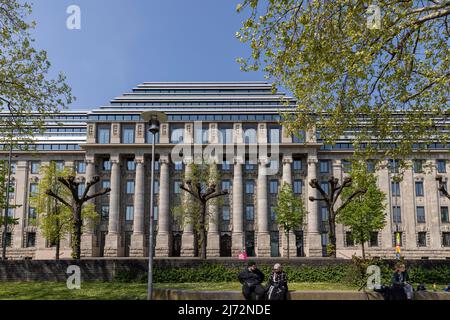 Regierungsgebäude an prominenter Stelle am Rheinufer in Köln, Deutschland Stockfoto