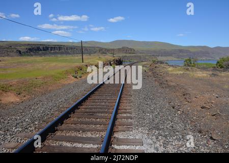 Die Eisenbahn zwischen Horsetheif Lake und dem Columbia River vom Columbia Hills Historical State Park in der Nähe von Lyle, Washington State, USA Stockfoto