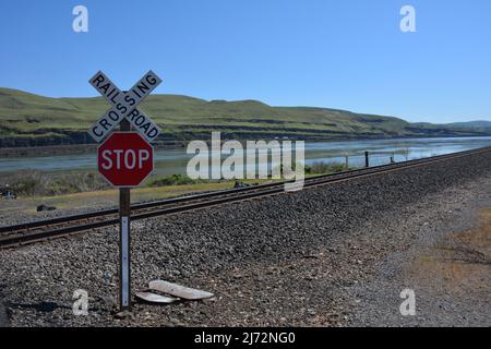 Bahnübergang zwischen Horsetheif Lake und dem Columbia River vom Columbia Hills Historical State Park in der Nähe von Lyle, Washington State, USA Stockfoto