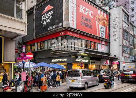 Straßenwerbung Banner der amerikanischen Fast-Food-Hühnchen-Restaurantkette Kentucky Fried Chicken (KFC) und Pizza-Restaurantkette Pizza Hut in Hongkong. Stockfoto