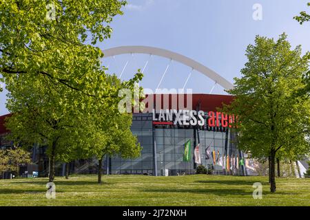 Die LANXESS Arena mit einem riesigen Bogen ist ein Wahrzeichen der Kölner Skyline Stockfoto