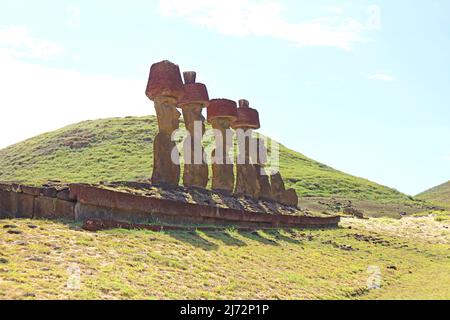 Sieben gigantischer Moai-Statuen Ruinen von Ahu Nau Nau am Strand von Anakena, Osterinsel, Chile, Südamerika Stockfoto