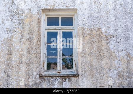 Fenster mit blauen offenen Holzfenstern auf weißem Wandhintergrund. Kykladen Inselhaus Vorderansicht, griechische traditionelle Architektur. Stockfoto