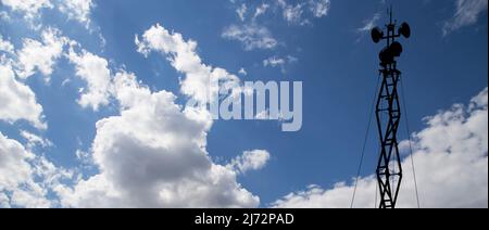 Luftverteidigungsradare der militärischen mobilen Anti-Flugzeug-Systeme, moderne Armee-Industrie auf dem Hintergrund schöne Wolken und Himmel, Russland Stockfoto