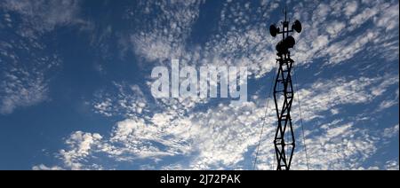 Luftverteidigungsradare der militärischen mobilen Anti-Flugzeug-Systeme, moderne Armee-Industrie auf dem Hintergrund schöne Wolken und Himmel, Russland Stockfoto