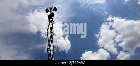 Luftverteidigungsradare der militärischen mobilen Anti-Flugzeug-Systeme, moderne Armee-Industrie auf dem Hintergrund schöne Wolken und Himmel, Russland Stockfoto