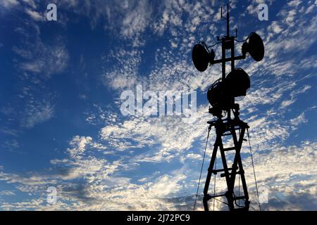 Luftverteidigungsradare der militärischen mobilen Anti-Flugzeug-Systeme, moderne Armee-Industrie auf dem Hintergrund schöne Wolken und Himmel, Russland Stockfoto