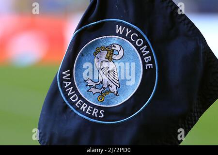 Buckinghamshire, Großbritannien, 5.. Mai 2022, Wycombe Wanderers Fußballclub-Eckflagge ist abgebildet. EFL Skybet Football League One Play off semi final 1. Leg match, Wycombe Wanderers gegen MK Dons am Donnerstag, 5.. Mai 2022 im Adams Park Stadium in High Wycombe, Buckinghamshire. Dieses Bild darf nur für redaktionelle Zwecke verwendet werden. Nur zur redaktionellen Verwendung, Lizenz für kommerzielle Nutzung erforderlich. Keine Verwendung bei Wetten, Spielen oder Veröffentlichungen in einem Club/einer Liga/einem Spieler. Bild von Steffan Bowen/Andrew Orchard Sports Photography/Alamy Live News Stockfoto