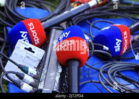 Buckinghamshire, Großbritannien, 5.. Mai 2022, Mikrofone der Marke Sky Sports sind einsatzbereit. EFL Skybet Football League One Play off semi final 1. Leg match, Wycombe Wanderers gegen MK Dons am Donnerstag, 5.. Mai 2022 im Adams Park Stadium in High Wycombe, Buckinghamshire. Dieses Bild darf nur für redaktionelle Zwecke verwendet werden. Nur zur redaktionellen Verwendung, Lizenz für kommerzielle Nutzung erforderlich. Keine Verwendung bei Wetten, Spielen oder Veröffentlichungen in einem Club/einer Liga/einem Spieler. Bild von Steffan Bowen/Andrew Orchard Sports Photography/Alamy Live News Stockfoto