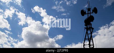 Luftverteidigungsradare der militärischen mobilen Anti-Flugzeug-Systeme, moderne Armee-Industrie auf dem Hintergrund schöne Wolken und Himmel, Russland Stockfoto