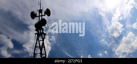 Luftverteidigungsradare der militärischen mobilen Anti-Flugzeug-Systeme, moderne Armee-Industrie auf dem Hintergrund schöne Wolken und Himmel, Russland Stockfoto