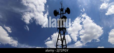 Luftverteidigungsradare der militärischen mobilen Anti-Flugzeug-Systeme, moderne Armee-Industrie auf dem Hintergrund schöne Wolken und Himmel, Russland Stockfoto