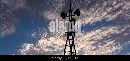 Luftverteidigungsradare der militärischen mobilen Anti-Flugzeug-Systeme, moderne Armee-Industrie auf dem Hintergrund schöne Wolken und Himmel, Russland Stockfoto