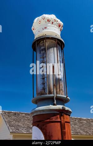 Alte Gaspumpe im General Store in Glen Haven Village, einer historischen Stadt in Sleeping Bear Dunes National Lakeshore, Michigan, USA Stockfoto