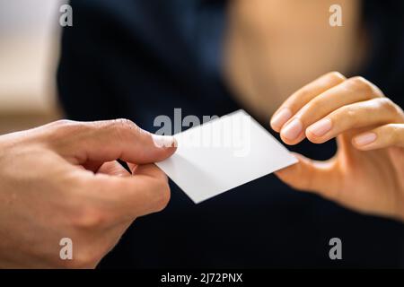 In der Nähe von zwei Geschäftsleute, die Hand der Austausch von Visitenkarten im Büro Stockfoto