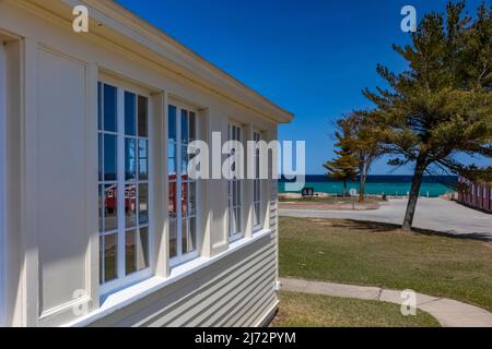 Fenster der Veranda des Sleeping Bear Inn in Glen Haven Village, einer historischen Stadt in Sleeping Bear Dunes National Lakeshore, Michigan, USA Stockfoto