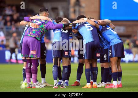 Buckinghamshire, Großbritannien, 5.. Mai 2022, Spieler des Wycombe Wanderers FC bilden vor dem Anpfiff ein Team. EFL Skybet Football League One Play off semi final 1. Leg match, Wycombe Wanderers gegen MK Dons am Donnerstag, 5.. Mai 2022 im Adams Park Stadium in High Wycombe, Buckinghamshire. Dieses Bild darf nur für redaktionelle Zwecke verwendet werden. Nur zur redaktionellen Verwendung, Lizenz für kommerzielle Nutzung erforderlich. Keine Verwendung bei Wetten, Spielen oder Veröffentlichungen in einem Club/einer Liga/einem Spieler. Bild von Steffan Bowen/Andrew Orchard Sports Photography/Alamy Live News Stockfoto