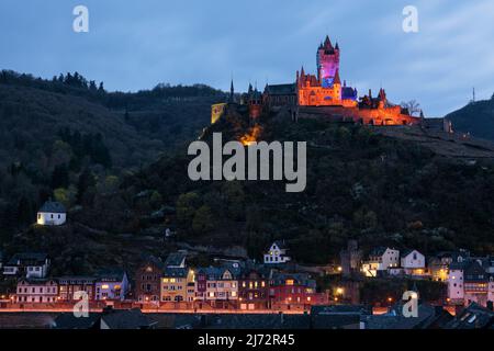 COCHEM, DEUTSCHLAND - 2. APRIL 2022: Panoramabild von Schloss Cochem während der blauen Stunde am 2. April 2022 in Deutschland Stockfoto