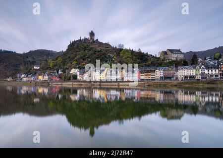 COCHEM, DEUTSCHLAND - 2. APRIL 2022: Panoramabild von Cochem in der frühen Morgenstunde am 2. April 2022 in Deutschland Stockfoto