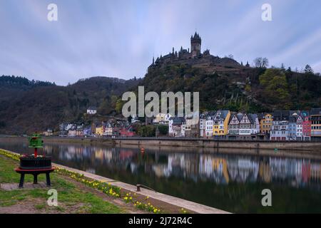 COCHEM, DEUTSCHLAND - 2. APRIL 2022: Panoramabild von Cochem in der frühen Morgenstunde am 2. April 2022 in Deutschland Stockfoto