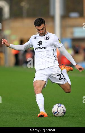 Buckinghamshire, Großbritannien, 5.. Mai 2022, Daniel Harvie von MK Dons während des Spiels in Aktion. EFL Skybet Football League One Play off semi final 1. Leg match, Wycombe Wanderers gegen MK Dons am Donnerstag, 5.. Mai 2022 im Adams Park Stadium in High Wycombe, Buckinghamshire. Dieses Bild darf nur für redaktionelle Zwecke verwendet werden. Nur zur redaktionellen Verwendung, Lizenz für kommerzielle Nutzung erforderlich. Keine Verwendung bei Wetten, Spielen oder Veröffentlichungen in einem Club/einer Liga/einem Spieler. Bild von Steffan Bowen/Andrew Orchard Sports Photography/Alamy Live News Stockfoto