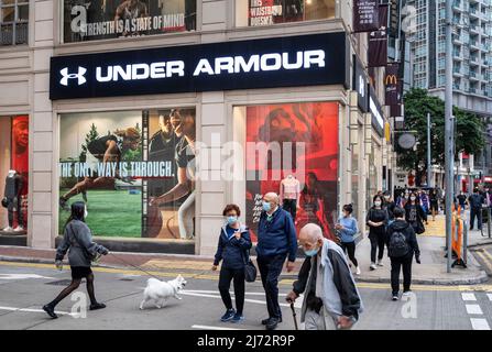 Fußgänger laufen am amerikanischen multinationalen Bekleidungsgeschäft Under Armour in Hongkong vorbei. (Foto von Budrul Chukrut / SOPA Images/Sipa USA) Stockfoto