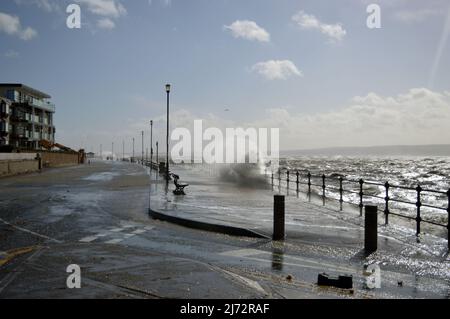 WEST KIRBY. WIRRAL. ENGLAND. 03-12-20. South Parade, der Marine Lake, der vollständig von den geschwollenen Gezeiten überschwemmt wird. Stockfoto