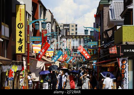 Die Landschaft des Kawasaki Daishi-Tempels ist voll von Menschen vom „Windspiel-Markt“ Stockfoto