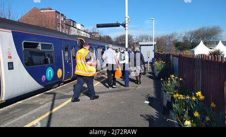 BLACKPOOL; LANCASHIRE; ENGLAND; 03-19-22. Ein Northern Rail Zug am Blackpool South Bahnhof. Dies ist die kleinere, unbemannte Station der beiden t Stockfoto