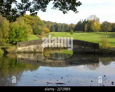 WIGAN. LANCASHIRE. ENGLAND. 21-10-15. Eine Brücke auf dem Leeds - Liverpool Canal. Stockfoto