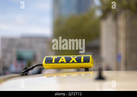 Taxi wartet auf Passagiere an einem hellen deutschen Frühlingstag Stockfoto