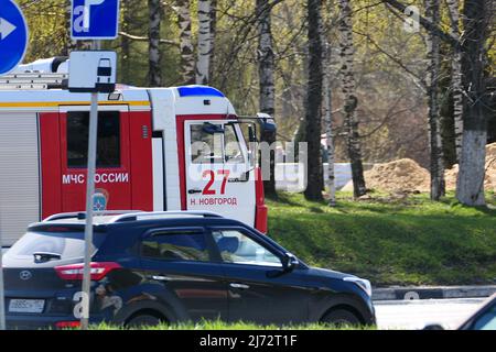 Nischni Nowgorod, Russland, Gagarin Avenue 04.05.2022. Spezieller Frachttransport auf der Straße. Das Auto des Ministry of Stockfoto