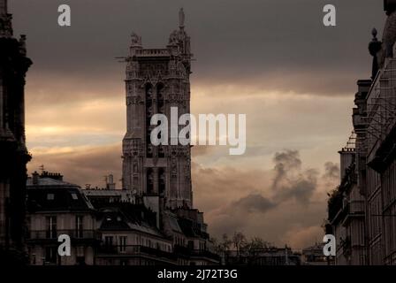 Blick in die Rue de Rivoli von der Ecke Rue de Bourg Tibourg mit dem Turm Saint-Jacques in der Abenddämmerung. Stockfoto