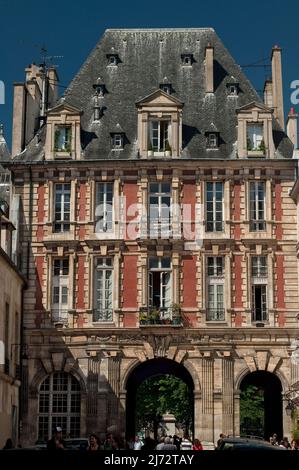 Der Pavillon du ROI auf der Place des Vosges 1, entworfen von Jacques II Androuet du Cerceau, wurde 1608 fertiggestellt. Stockfoto