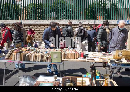 Leute, die an den Ständen am Porta Portese Market in Rom, Italien, stöbern Stockfoto