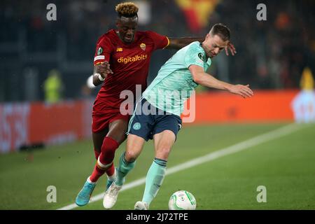 ROM, ITALIEN - 05.05.2022: TAMMY ABRAHAM (AS ROMA), Jonny Evans (Leicester) im Einsatz während des Halbfinalmatches Roma gegen Leicester City der UEFA Europa Conference League im Olympiastadion in Rom. Stockfoto