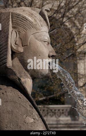 Einer der vier Sphynxs am Fuß der fontaine des Palmiers, entworfen von Gabriel Davioud und modelliert von Henri-Alfred Jacquemart. Stockfoto