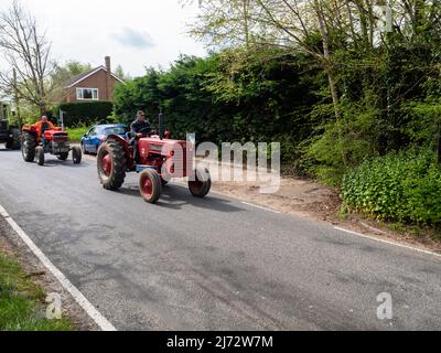 Gt. Bardfield Braintee Essex Großbritannien, 2.. Mai 2022. Stebbing Tractor führt jedes Jahr eine Veranstaltung durch, bei der alte Traktoren durch die Landschaft von Essex gefahren werden. Traktoren werden verwendet, um landwirtschaftliche Anbaugeräte zu ziehen. Copyright Willliam Edwards/Alamy Stockfoto