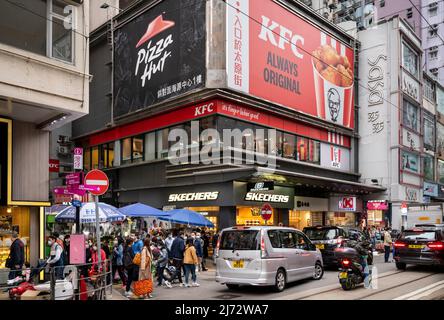 28. Januar 2022, Hongkong, China: Straßenwerbung Banner der amerikanischen Fast-Food-Hühnchen-Restaurantkette Kentucky Fried Chicken (KFC) und Pizza-Restaurantkette Pizza Hut in Hongkong. (Bild: © Budrul Chukrut/SOPA Images via ZUMA Press Wire) Stockfoto