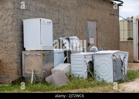 Alte Haushaltsgeräte, die als Schrott gesammelt werden, werden als Second Hand verkauft. Umweltbewusstsein. Gebrauchte Ersatzteile Stockfoto